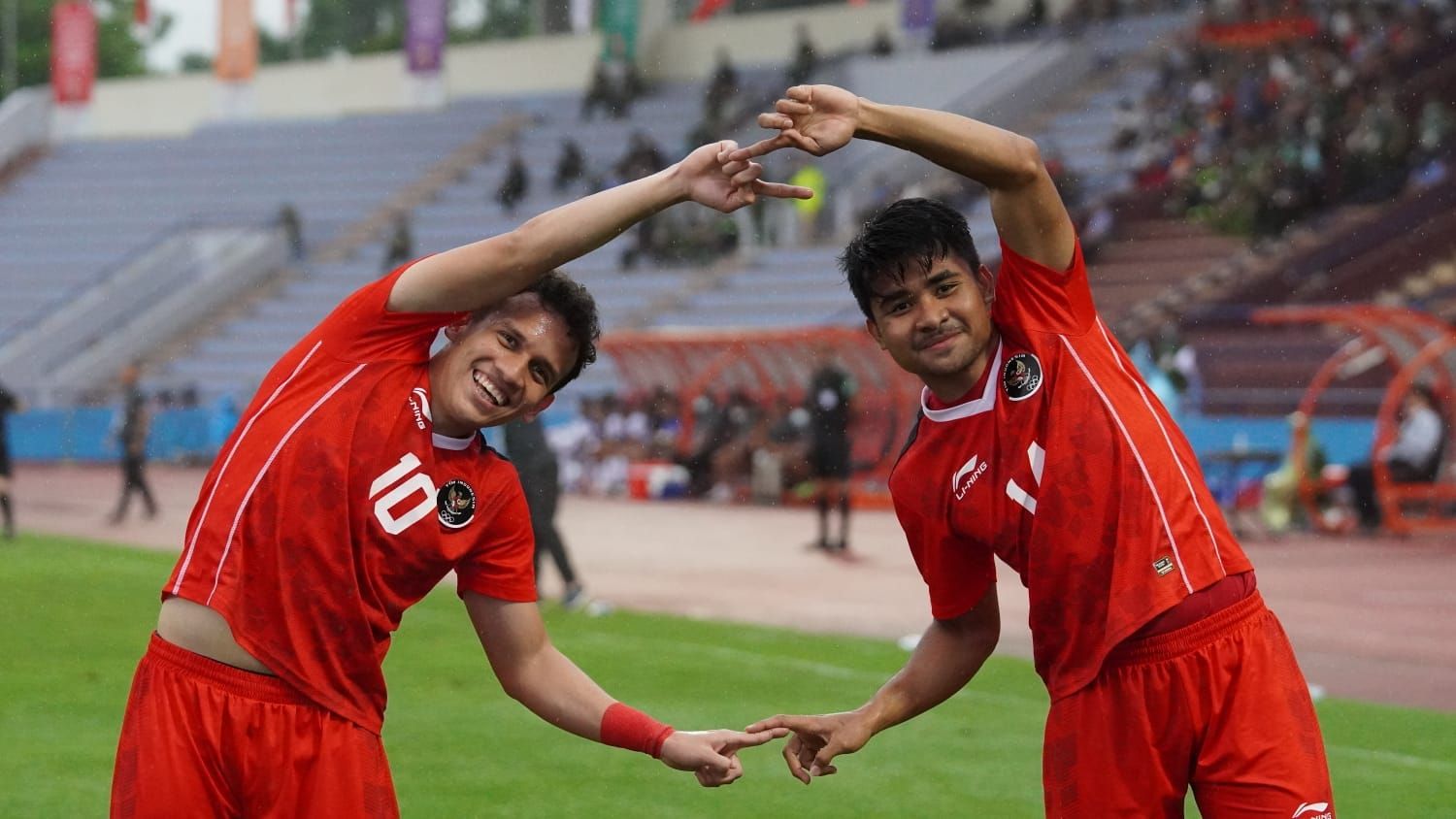 Dua pemain timnas U-23 Indonesia, Egy Maulana Vikri dan Asnawi Mangkualam merayakan gol ke gawang Myanmar di SEA Games 2021. Yogi Gandanaya/Skor.id