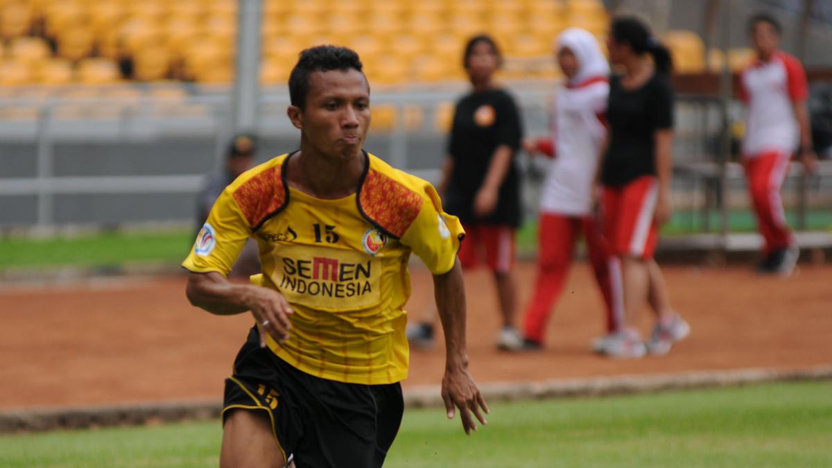 Hendra Bayauw, dengan jersey Semen Padang, klub yang empat musim dibelanya. (ist)