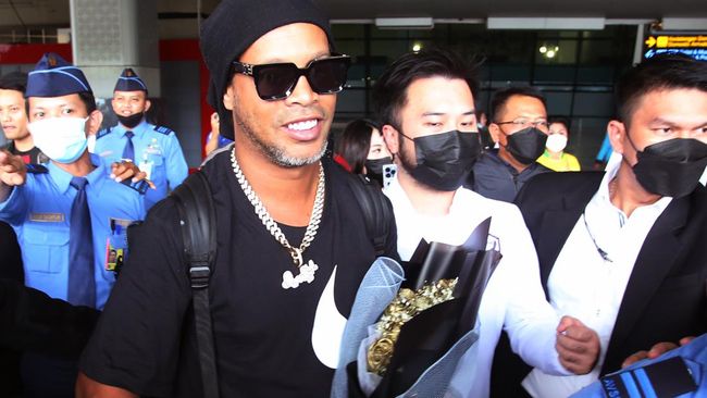 Ronaldinho, tiba di Indonesia memenuhi undangan RANS Nusantara FC. (cnn)