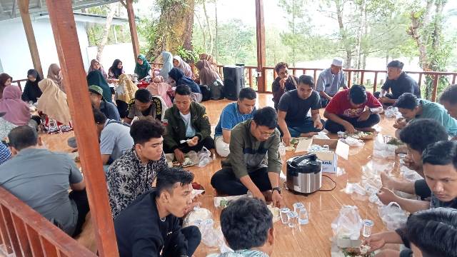 Kegiatan makan bersama mubaligh dan mubalighot DPD LDII Kota Padang di kawasan Malibo Anai Kabupaten Padang Pariaman.