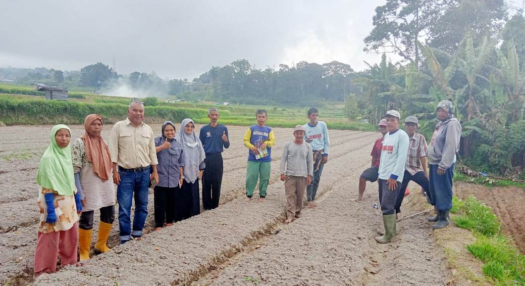 Anggota kelompok Tani KMS Paninjauan di tengah lahan baru yang dikelola (ist)