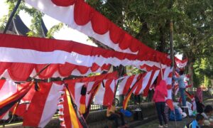 Awal bulan Agustus ini, Pemerintah Kota (Pemko) Padang membagikan bendera secara gratis untuk masyarakat. Hal tersebut untuk mendukung Gerakan Pembagian 10 Juta Bendera Putih yang dicanangkan pemerintah pusat.