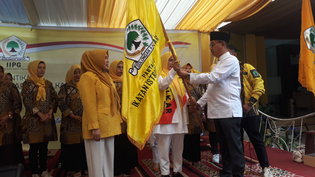 KUKUHKAN - Ketua DPD Partai Golkar Sumbar Khairunas serahkan pataka usai melantik pengurus PD IIPG Sumbar, Senin (11/7).