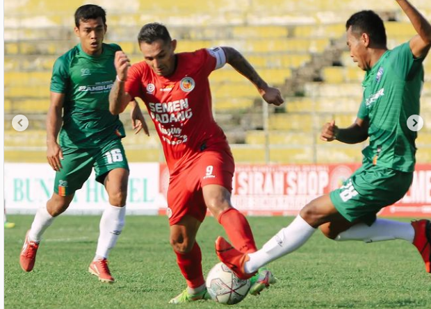 Silvio Escobar, kapten dan penyerang utama Semen Padang FC, gagal menjebol gawang PSPS (SPFC)