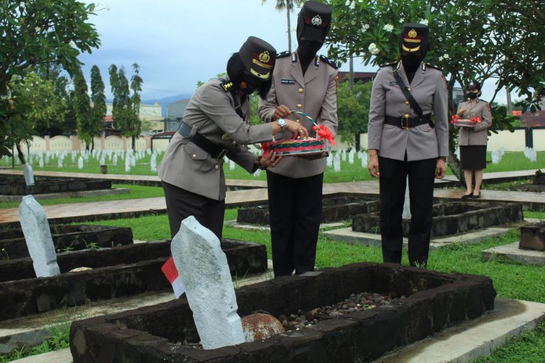 Polwan Polda sumbar melaksanakan Ziarah di Taman Makam Pahlawan (TMP) Kusuma Bangsa Lolong Kota Padang, Rabu (24/8/2022).