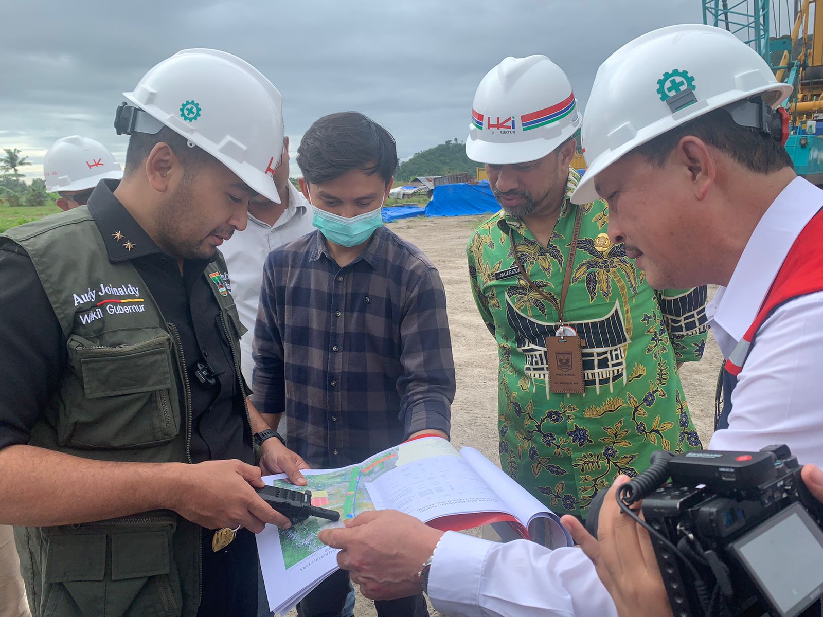 Wakil Gubernur Sumatra Barat Audy Joinaldy, meninjau lokasi konstruksi ruas jalan tol Padang-Sicicin