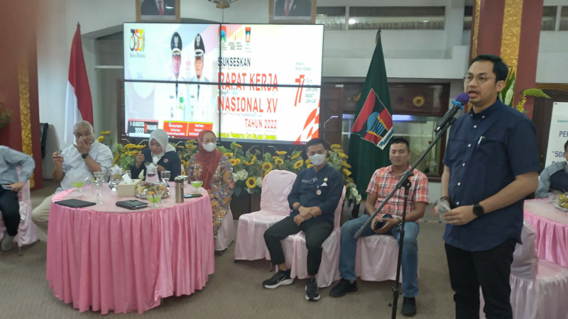 Komisioner KPI Pusat Yuliandre Darwis saat menyambangi kediaman Walikota Padang bersama sejumlah komisioner disambut Asisten II dan III Serdako Padang.