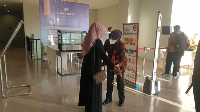 Personel Polda Sumbar melakukan pengamanan dan pemeriksaan kepada pengunjung yang datang ke Rakernas Apeksi