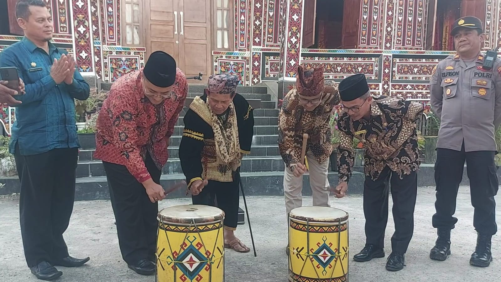 Wakil Bupati Tanah Datar, Richi Aprian, memukul gendang sebagai tanda diresmikannya pekan budaya Paninjauan Baralek Gandang 2022, Kamis (18/8). (ist)