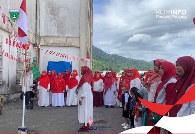 Pedagang Pasar Padang Panjang, berinisiatif menggelar upacara bendera sendiri di pelataran parkir pasar. (kominfo)