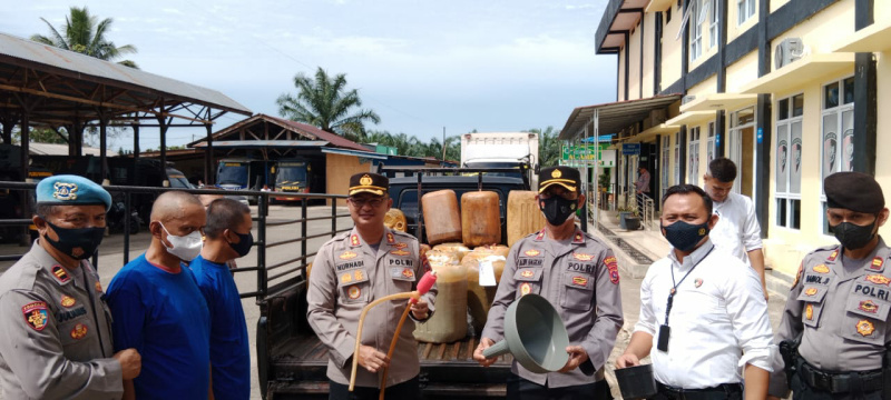 Kapolres Dharmasraya AKBP Nurhadiansyah, didampingi Wakapolres Kompol Alwi Haskar, Kasat Reskrim IPTU Dwi Angga Prasetyo saat melihat pelaku dan BB penyalahgunaan BBM subsidi jenis Solar