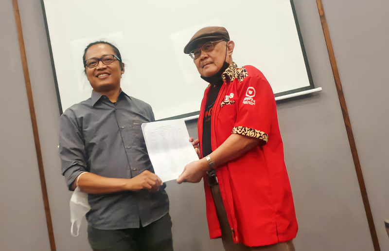Ketua Bidang Juri Yan Widjaya menyerahkan daftar 54 film pilihan ke Ketua Juri Awal, Kintoko