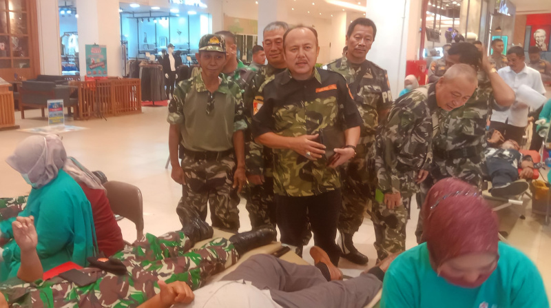 Ketua PPM Sumbar Wahyu Iramana Putra bersama sejumlah anggota ikut berpartisipasi dalam kegiatan donor darah dalam rangka HUT TNI ke-77 di Transmart Padang. 