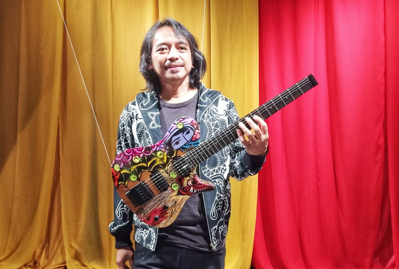 Dewa Budjana akan melelang salah satu gitar miliknya 