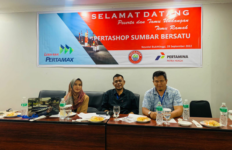 Ketua Umum Pertashop Sumbar Bersatu, Ramadanur, didampingi Sekretaris Umum, M Fajar Rillah Vesky, dan Bendahara Umum Fathiza Rahmi