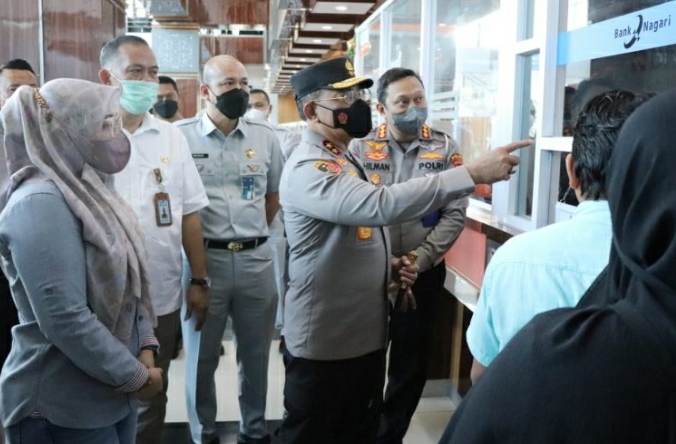 Kapolda Sumatera Barat (Sumbar) Irjen Pol Suharyono melakukan inspeksi mendadak (sidak) ke UPTD Samsat Padang, Rabu (26/10).