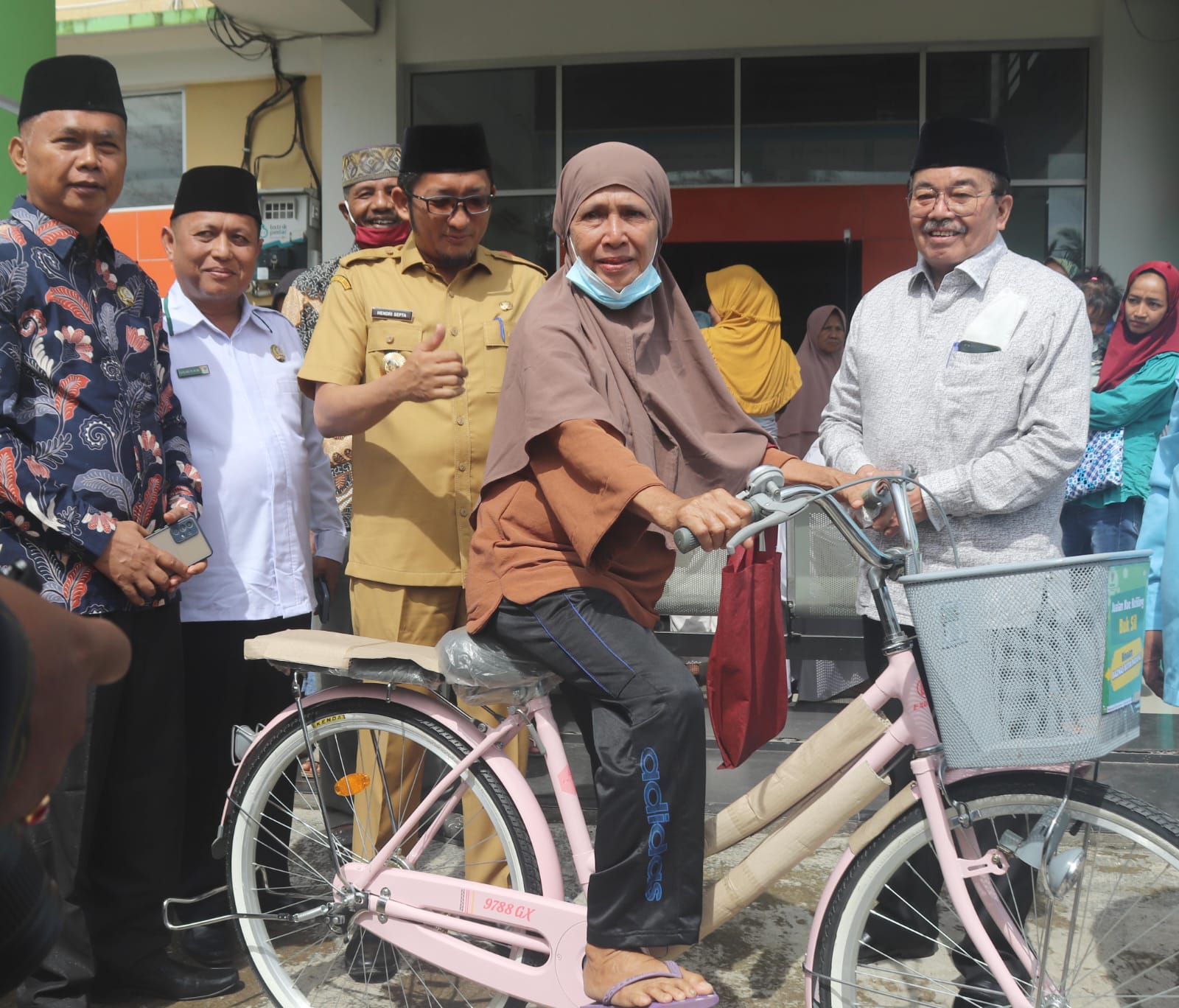 Syilfani Marlian(53), semringah, menerima bantuan sepeda dari Baznas untuk berjualan keliling.(foto: Syahrul)