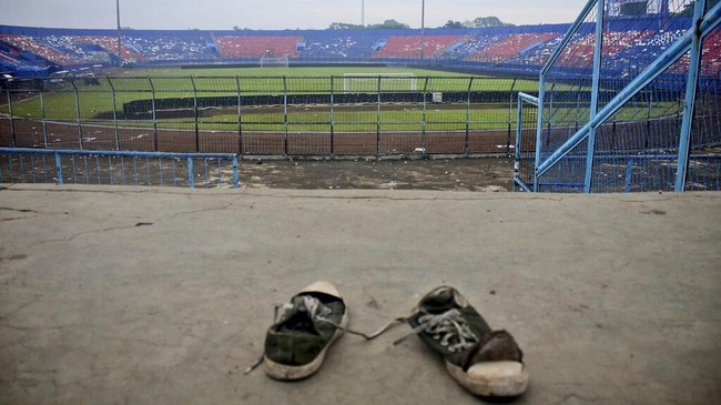 Saksi bisu pasca kerusuhan, ada sepatu suporter Arema FC tertinggal di salah satu pojok Stadion Kanjuruhan. 