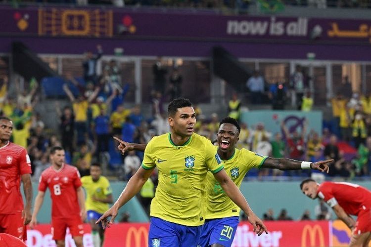 Casemiro, loloskan Brasil ke babak 16 besar. (getty images)