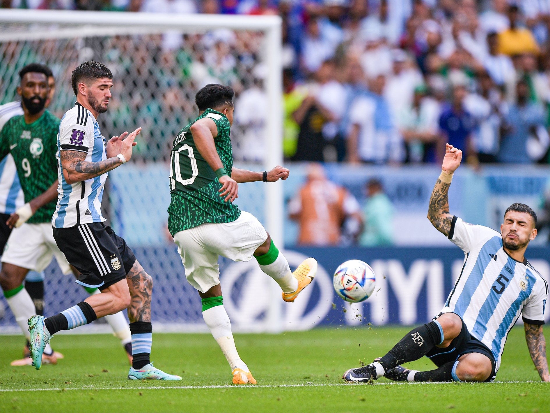 Pertandingan sengit anatara Arab Saudi melawan Argentina yang akhirnya dimenangkan Arab Saudi 2-1. (twitter)