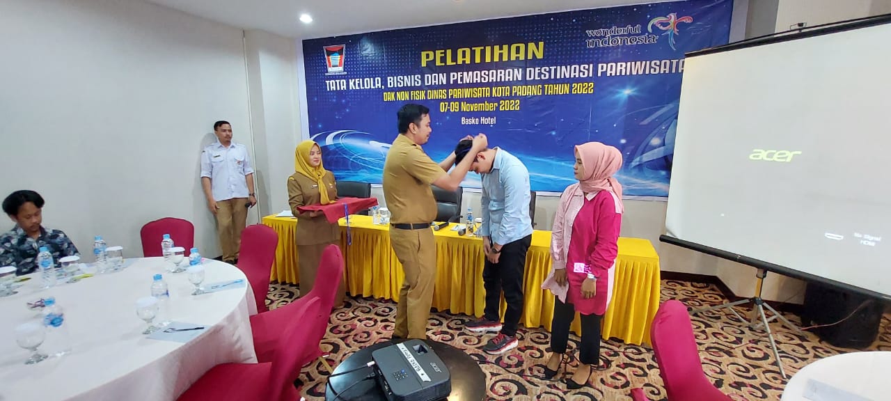  Dinas Pariwisata Kota Padang menyelenggarakan Pelatihan Tata Kelola, Bisnis, dan Pemasaran bagi 40 orang yang berasal dari Kelompok Sadar Wisata, Pengelola Homestay dan Pengelola Kampung Tematik.