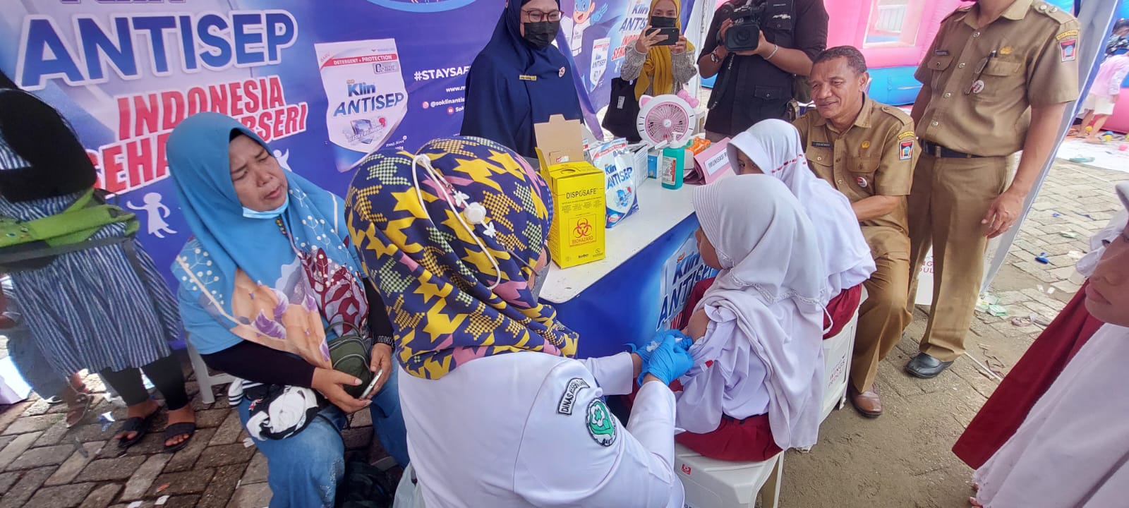 Sejumlah anak sekolah tengan mengikuti Imunisasi di kegiatan Kampanye Indonesia Sehat Berseri di Balai Kota Padang. (Foto : Prokabar)