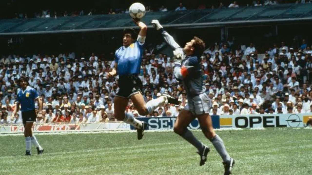 Gol tangan Tuhan Diego Maradona, menjadi sejarah tak terlupakan di Piala Dunia (reuters)