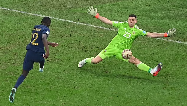 Penyelamatan ajaib kiper Argentina Emiliano Martinez di laga final Piala Dunia 2022 (reuters)