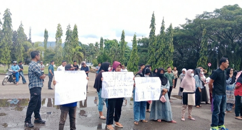 Koordinator Lapangan aksi demo saat menyampaikan orasinya di depan para pejabat teras Pemkab Dharmasraya