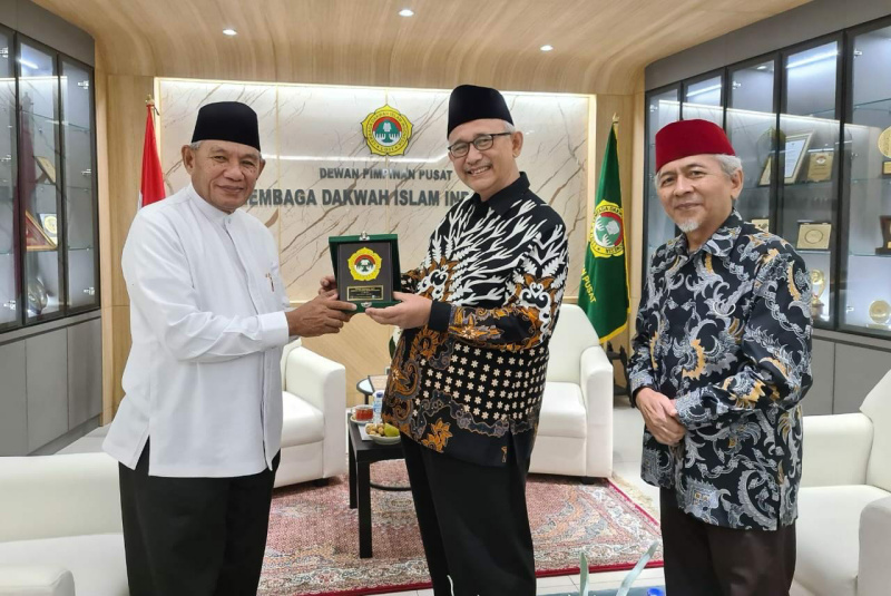 Ketua Umum DPP LDII KH Crhiswanto Santoso didampingi Ketua Departemen PKD KH Aceng Karimullah saat menerima Ketum MUI Maluku KH Abdulloh Latuapo.