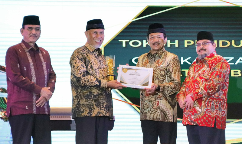 Ketua Baznas RI, Prof. Dr. KH. Noor Achmad serahkan penghargaan kepada Gubernur Sumbar Mahyeldi sebagai Tokoh Pendukung Gerakan Zakat.
