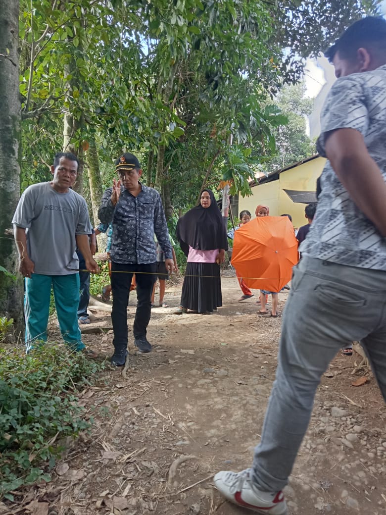 Jalan Amblas akibat erosi luapan air sungai kecil di Kampuang Jambak Pilakuik Gunung Sarik.