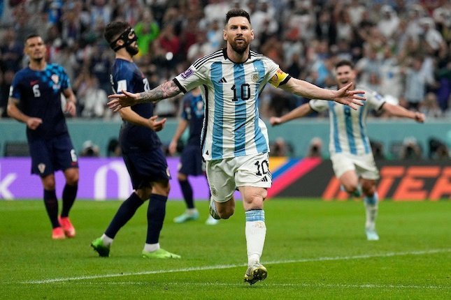 Lionel Messi, mencatat satu gol dan satu assist untuk membawa Argentina ke final Piala Dunia 2022. (reuters)