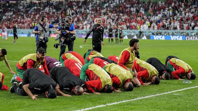 Sujud syukur tim Maroko usia menang atas Spanyol (AP)