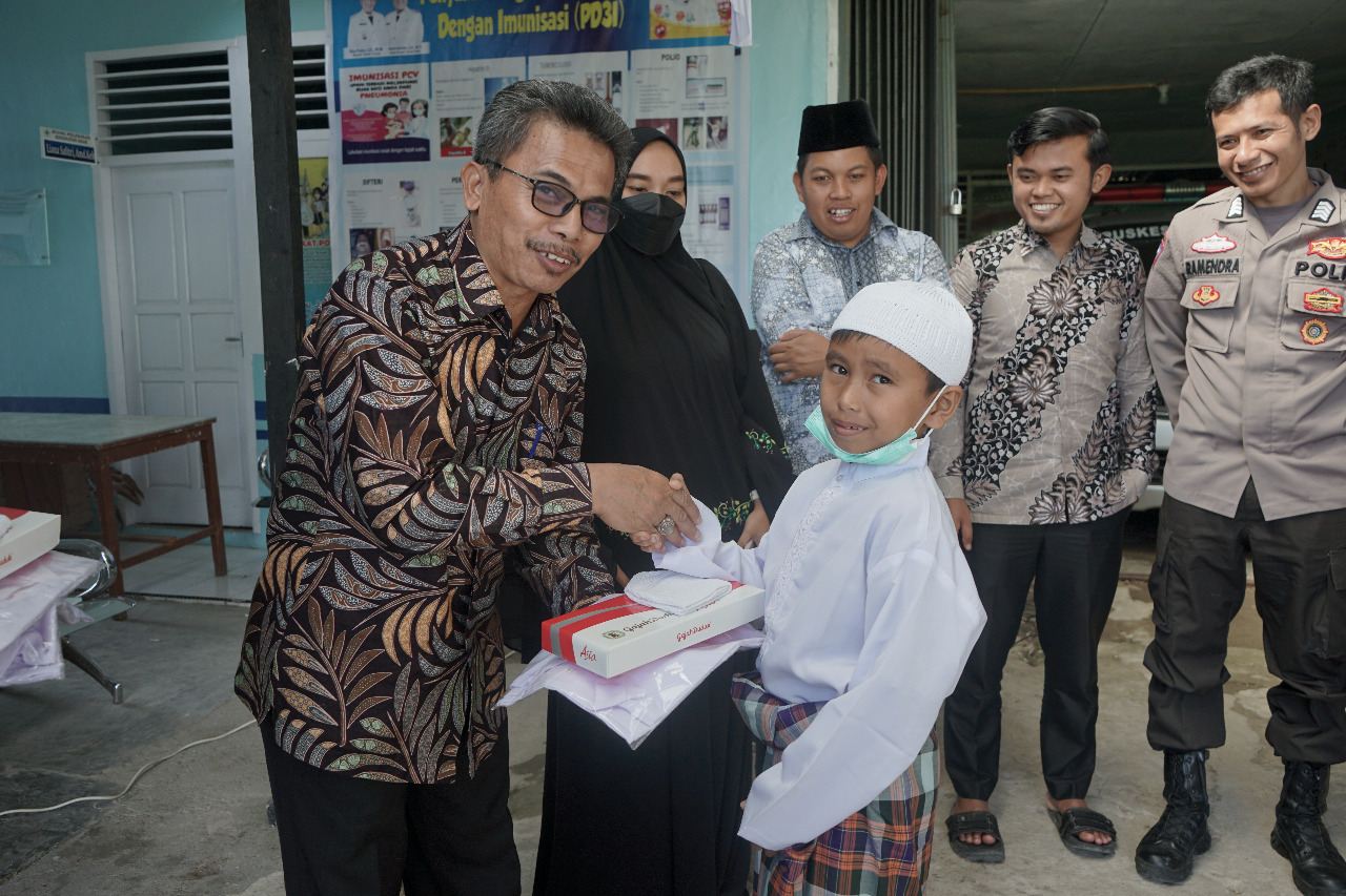 Camat X Koto Adiawarman, S.Sos, MP, bersama salah saorang peserta Sunatan massal yang diadakan Komisariat Tigo Suku, hari Minggu lalu. (ist)