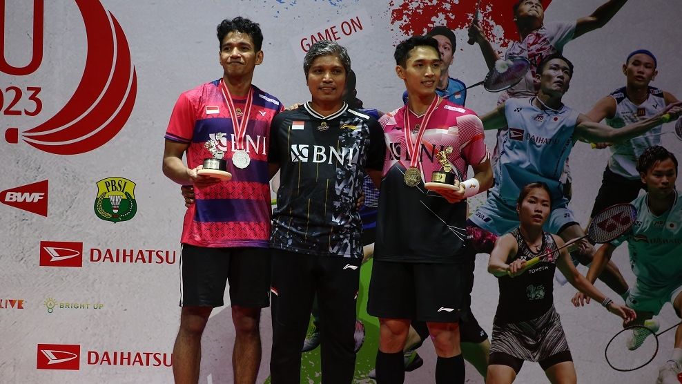 Dua pemain Indonesia, Jonatan Cristie dan Chico Aura Dwi Wardoyo, usai melakoni laga fina Indonesia Master 2023. (PBSI)