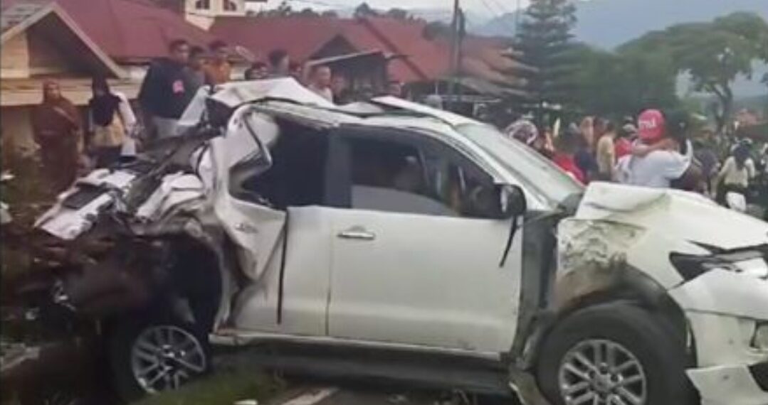 Salah satu kendaraan yang terlibat kecelakan beruntun di Panyalian, Kamis (26/1) petang. (WAG)