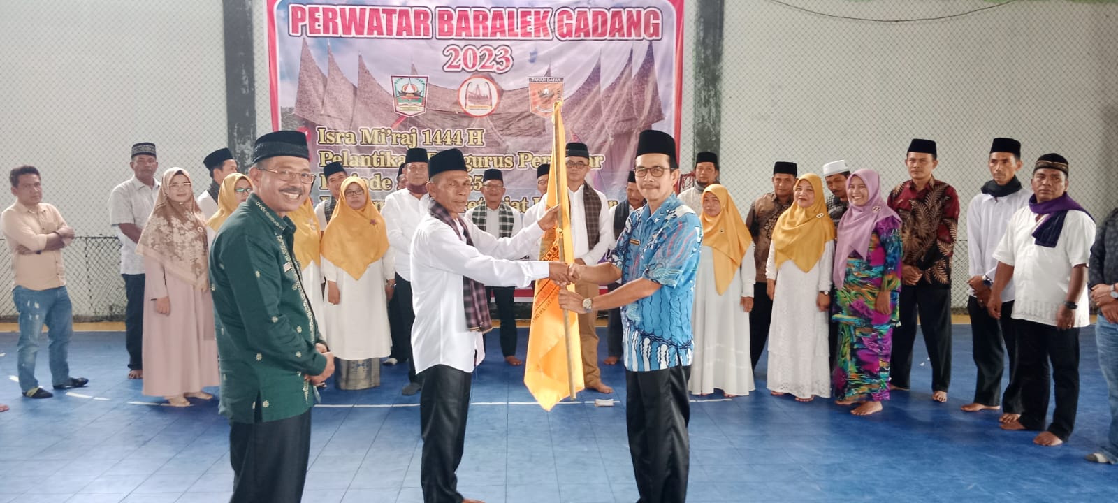Bupati Dharmasraya diwakili Asisten III, H. Khairudin, S. E, M. M., Dt. Rajo Selan., menyerahka  bendera petaka Perwatar Kepada Ketua terpilin saat dilaksanakan pengukuhan pengurus.