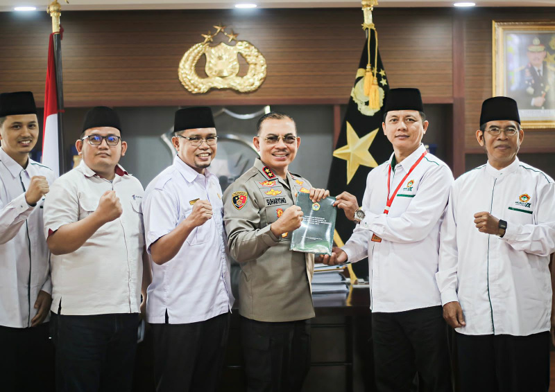 SILATURAHMI - Sekretaris LDII Sumbar HM Abdillah serahkan buku LDII kepada Kapolda Sumbar Irjen Pol Suharyono didampingi Ketua DPW LDII Sumbar Afrizal Yaman dan sejumlah pengurus. (Ist)