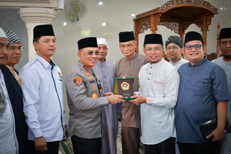 Ketua LDII Sumbar Afrizal Yaman serahkan cenderamata kepada Kapolda Sumbar Irjen Pol Suharyono.
