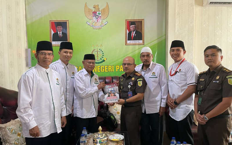 Ketua DPD LDII Padang Buya Ahmad Nasir menyerahkan majalah kepada Kepala Kejaksaan Negeri Padang Muhammad Fatria dalam audiensi yang digelar Selasa (21/2)