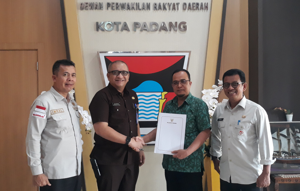 Sekdako Andree Algamar menyerahkan surat rekomendasi nama-nama calon Wawako Padang kepada Sekwan Hendrizal Azhar.