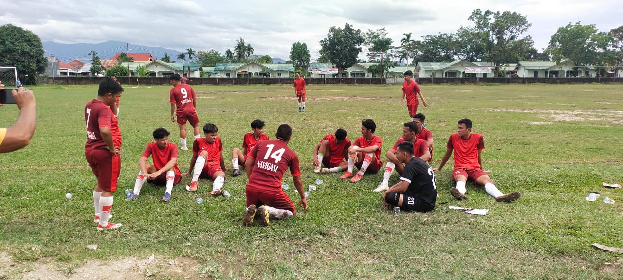 Pemain Navigasi saat turun minum melawan Putra Remaja.