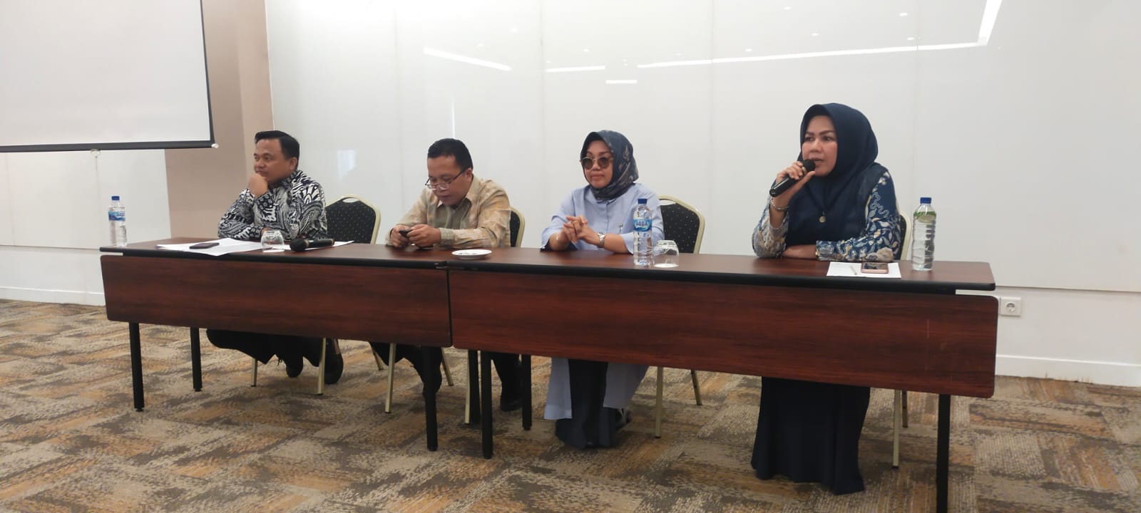 Empat Komisioner Bawaslu Sumbar berikan Keterangan Pers
