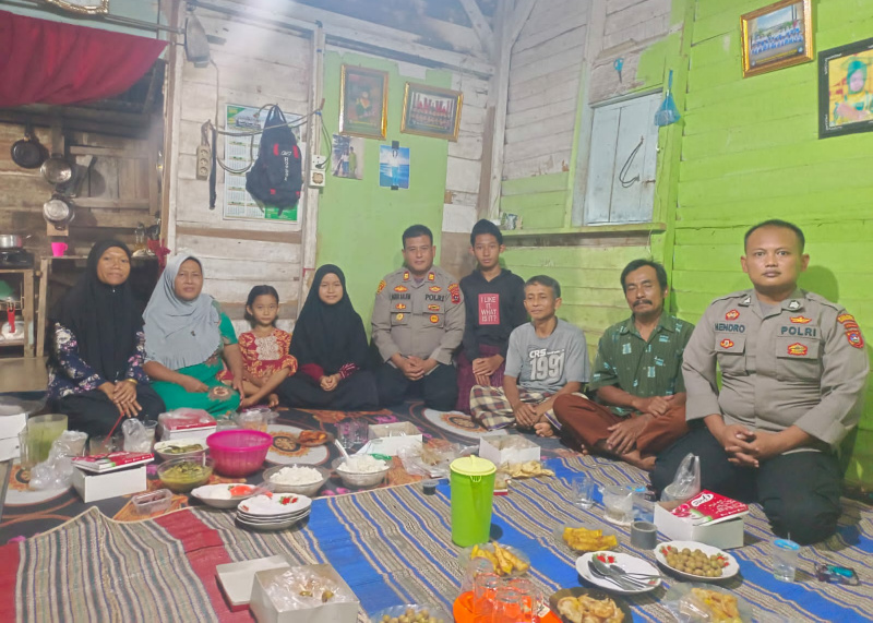 Kapolsek Sitiung AKP Agus Salem, S. H., M. H., saat buka bersama di rumah warga.