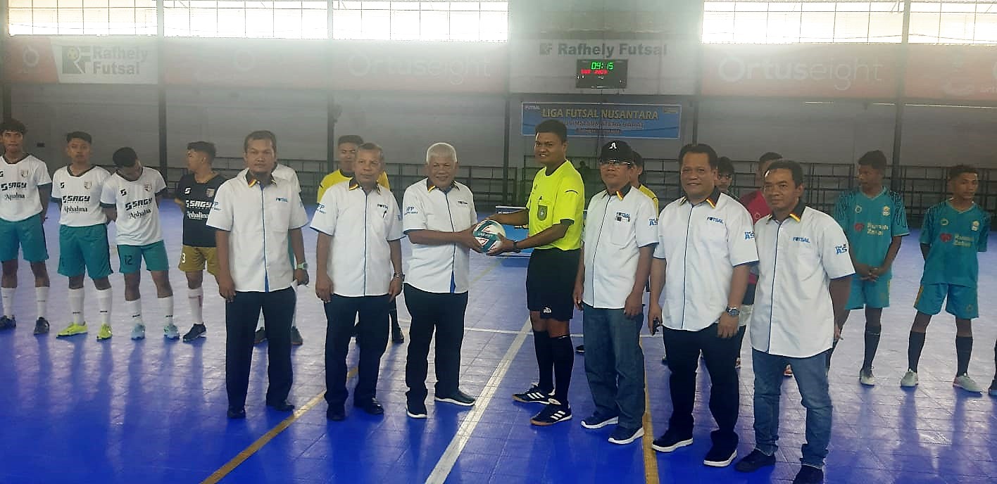 Penyerahan bola kepada wasit menandai dimulainya LFN Sumbar 2023. (ist)