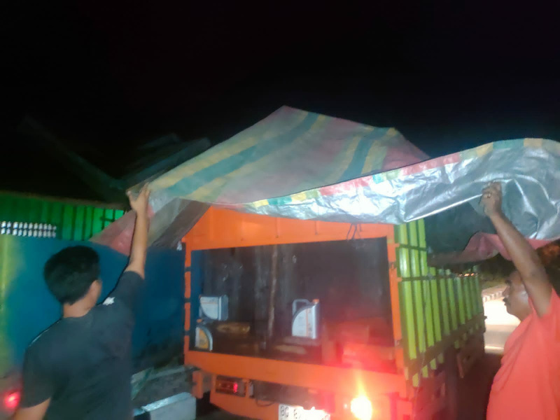 Truk Izuzu, diduga membawa BBM olahan jenis Bensin, saat diamankan Satreskrim Polres Dharmasraya.