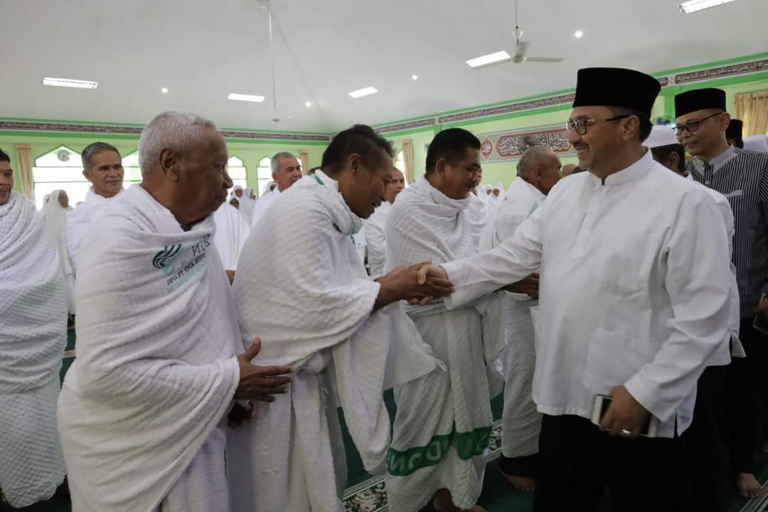Bupati Pasaman saat menyambangi Calon Jemaah Haji (CJH) yang hendak melakukan manasik sebelum keberangkatan pada Juni mendatang. (Ola)