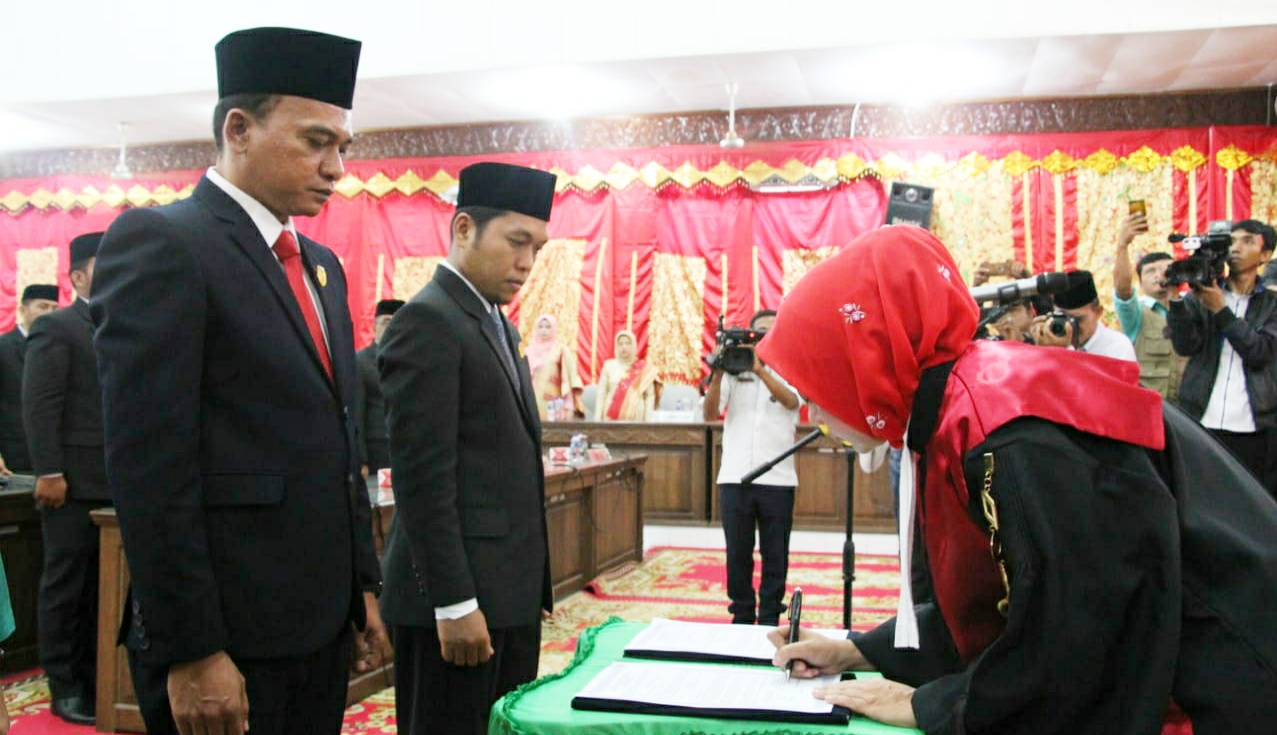 Ketua DPRD Pasaman Bustomi (kiri) dan salah satu wakilnya, Danny Ismaya (kanan) saat dilantik sebagai pimpinan DPRD Pasaman September 2019 lalu. (Ist)