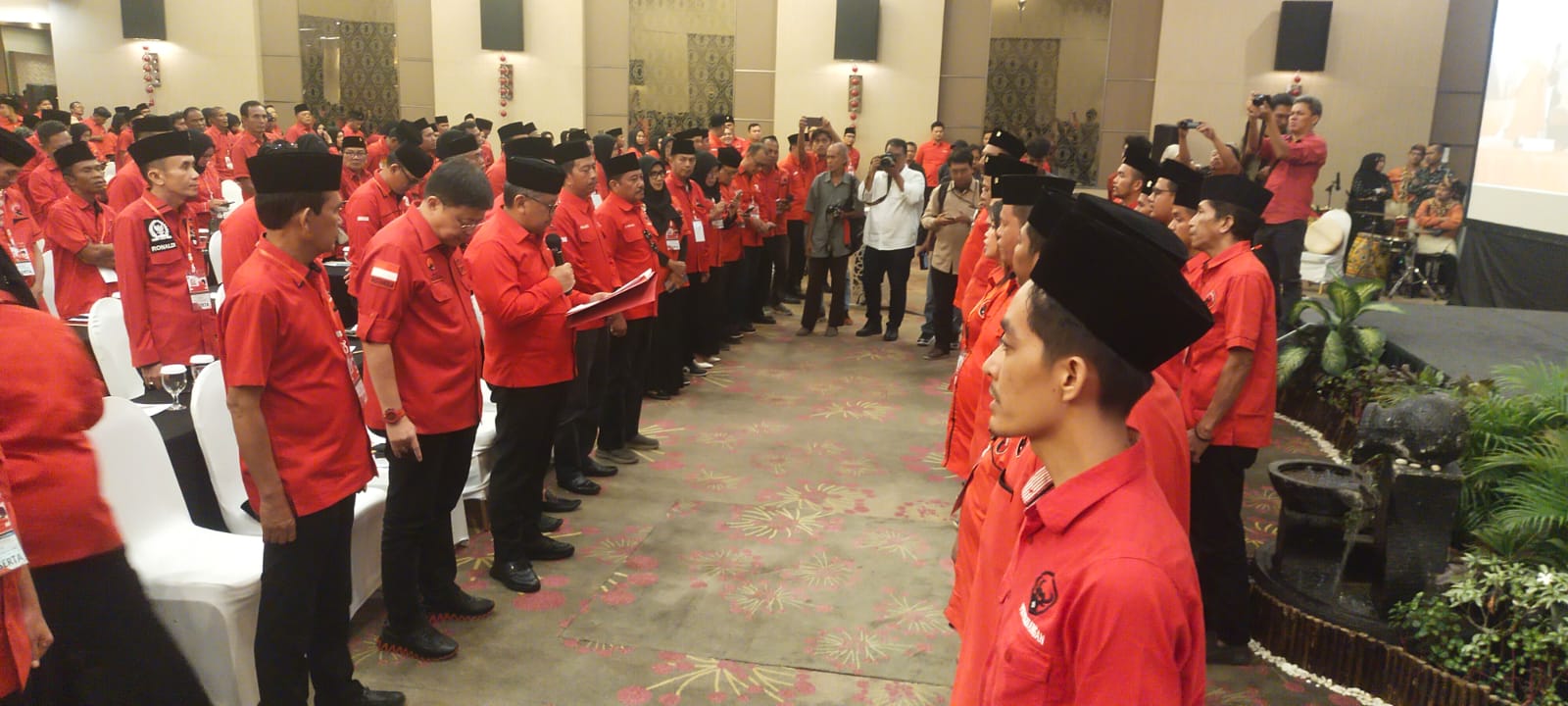 Sekjen PDI P Hasto Kristyanto Melantik Bappilu PDI P Sumbar. (Foto adh)